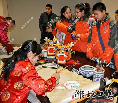 内蒙赤峰美术馆举办中国潍坊工美风筝艺术展